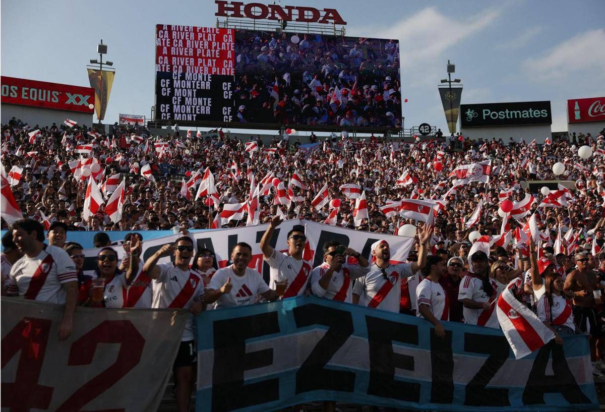 Tifoso del River Plate brucia l'auto, poi con soldi assicurazione vola al Mondiale per Club - Video -
