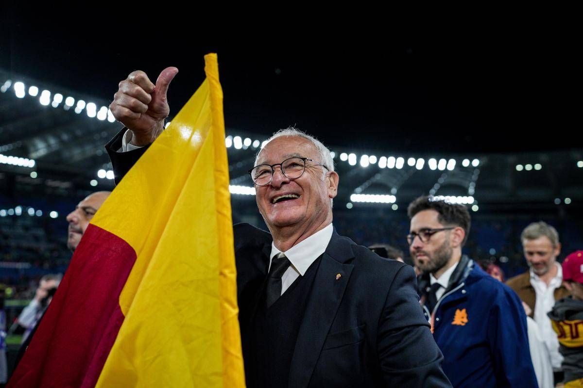 Venditti, sorpresa durante il concerto. Ranieri sale sul palco: "Grazie Roma" - Il video -