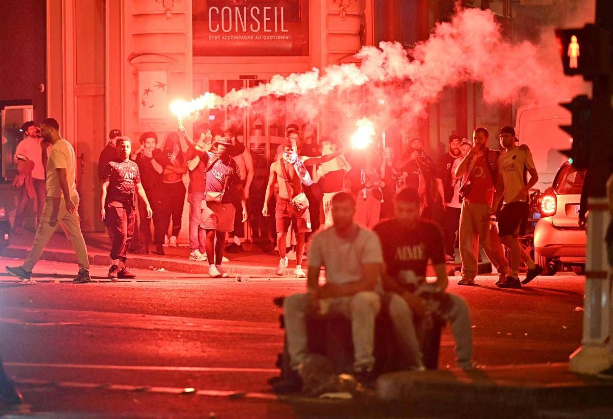 Francia, incidenti dopo vittoria Psg: 294 arresti, 17enne muore accoltellato a Dax - 