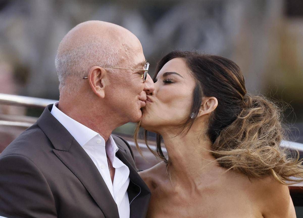 Nozze Bezos, "sei una meraviglia": il sussurro di Jeff alla moglie in abito da sposa - 