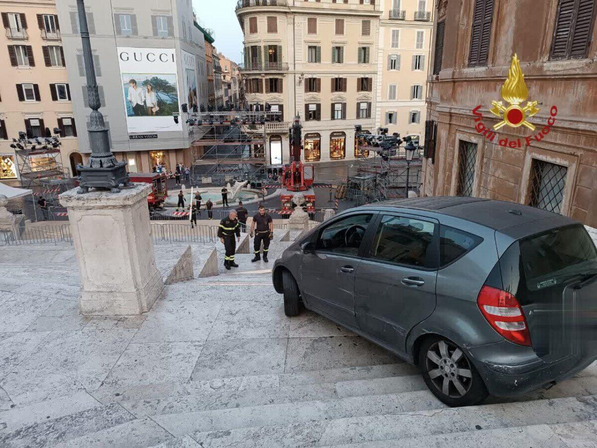 Un'auto sulla scalinata di Trinità dei Monti | Chi ha guidato questa folle corsa? - 