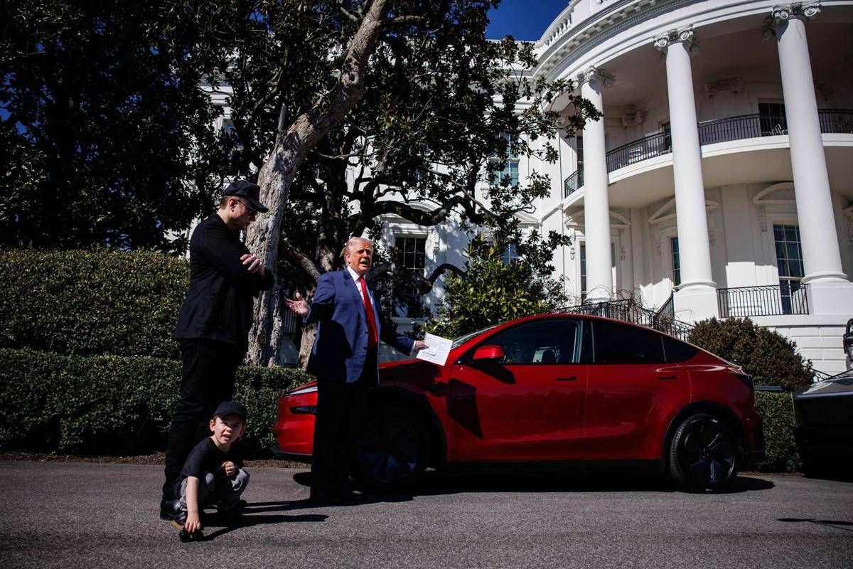 Lite con Musk, Trump ora pensa di vendere la sua Tesla rossa -