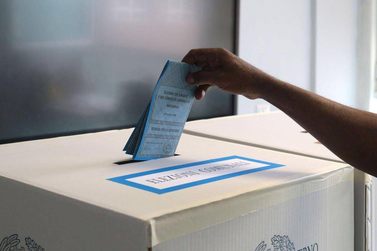 Comunali, ballottaggi in 13 comuni: alle 12 affluenza all'11,88% -