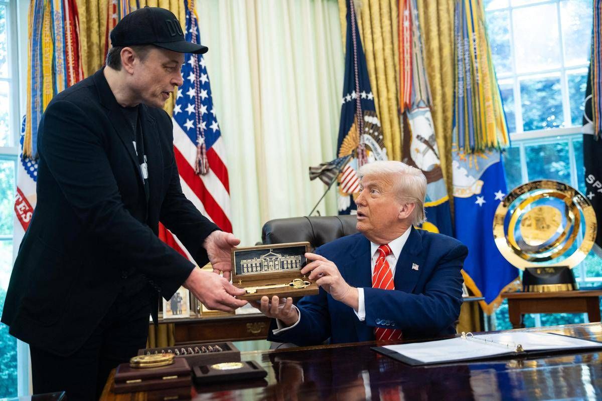 Trump-Musk, scontro totale. Il presidente: "Sei impazzito". Mr X: "Il tuo nome nei file di Epstein" -
