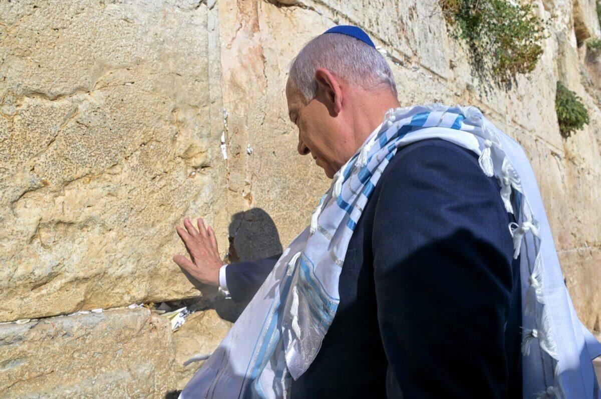 Netanyahu prega per Trump al Muro del Pianto | Un gesto di speranza o un modo per influenzare la politica globale? -