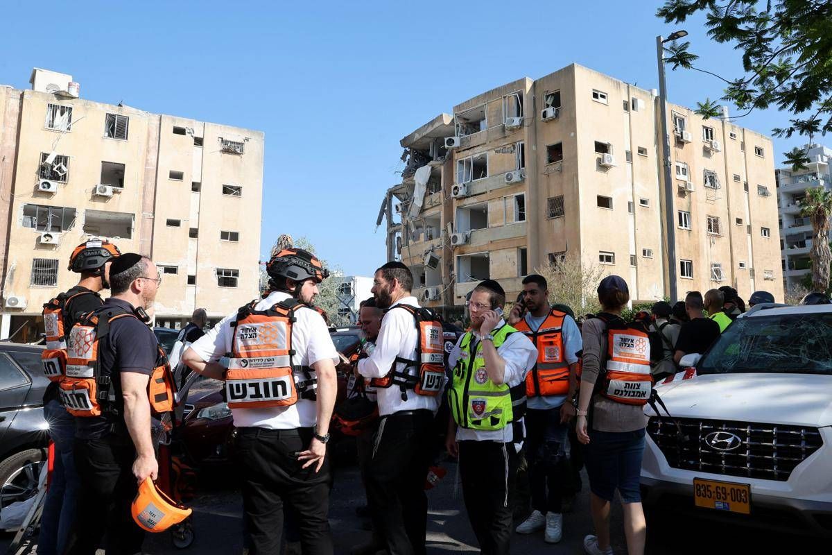 Iran, attacco di Israele a reattore Arak. Missili su Tel Aviv, colpito ospedale di Soroka - 