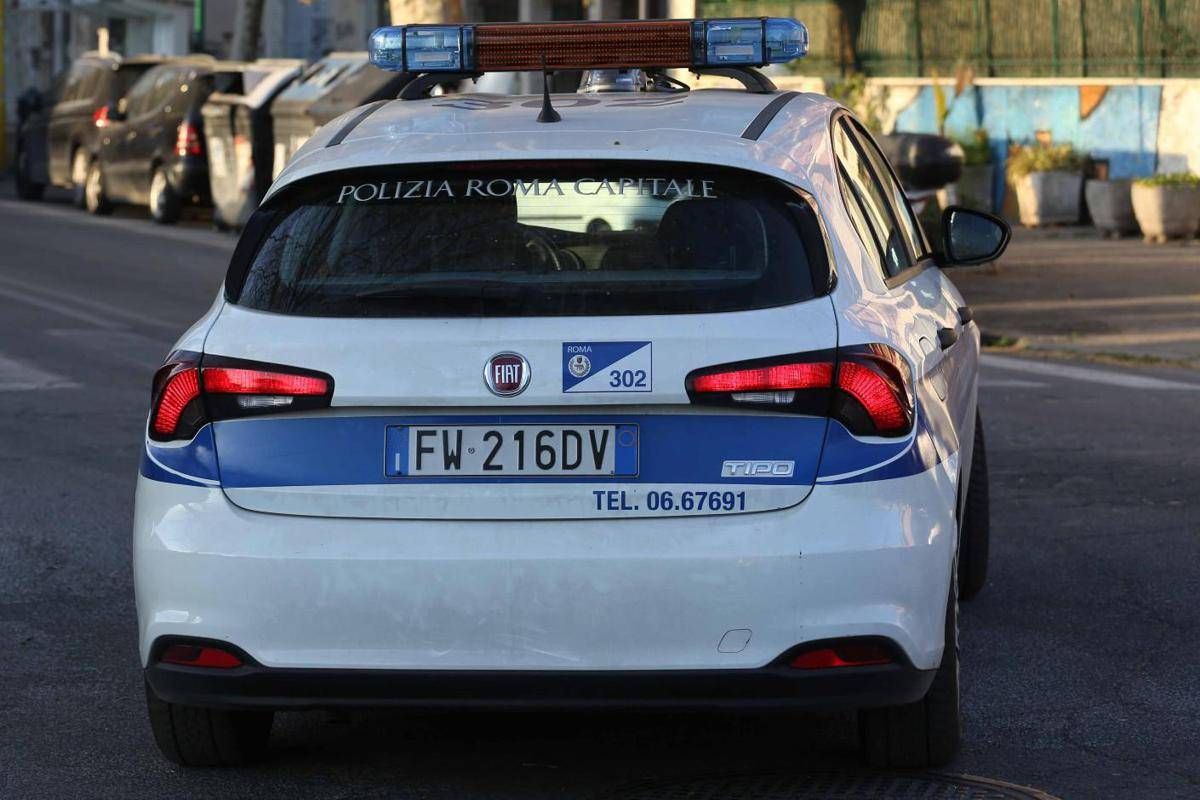 Roma, scontro tra auto e moto: morto motociclista, conducente fugge lasciandolo a terra - 