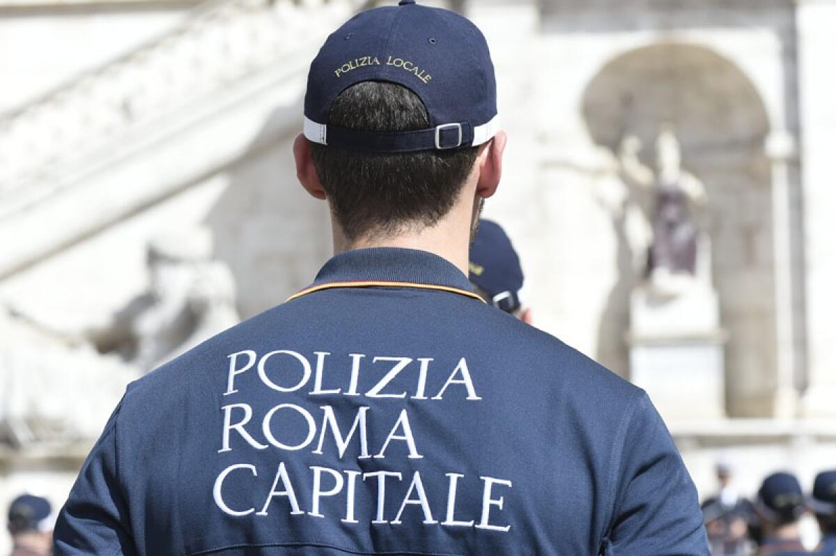 Giovane minaccia il suicidio ai Fori Imperiali | L'incredibile coraggio della Polizia che cambia tutto! -