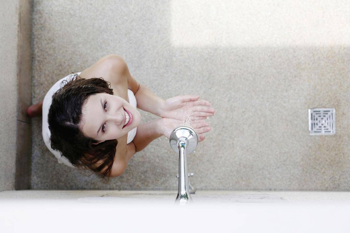 Doccia fredda o calda in estate? Ecco la risposta -