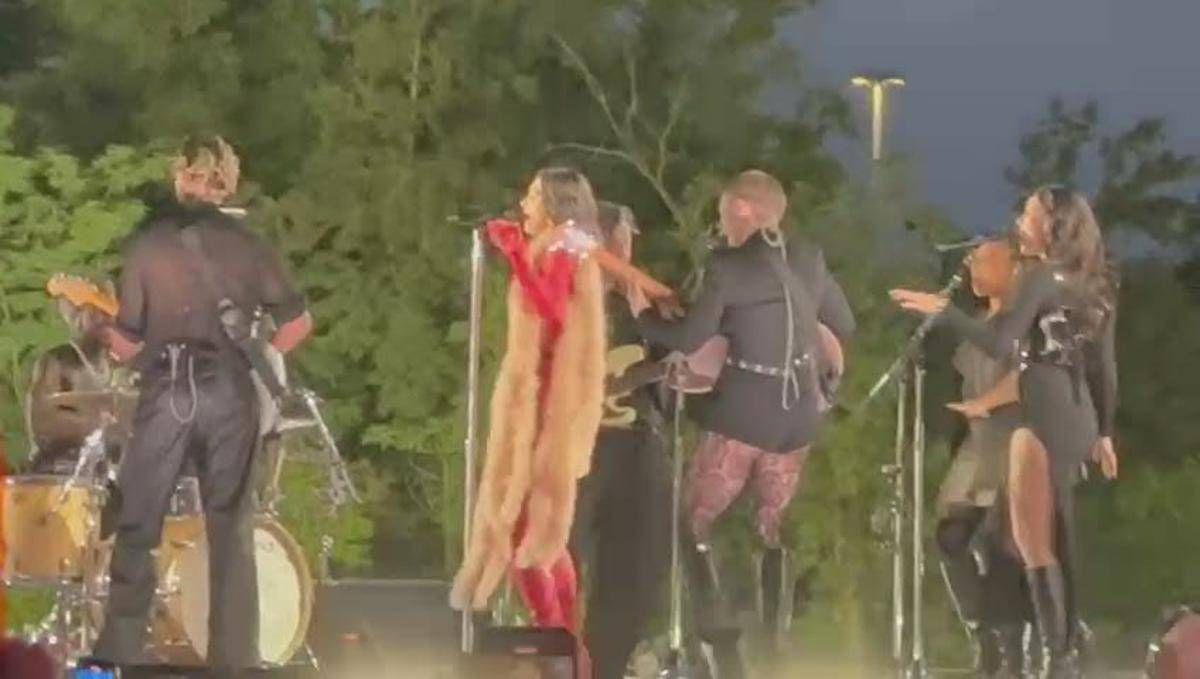 Dua Lipa al concerto di Milano intona a sorpresa Raffaella Carrà - Video - 