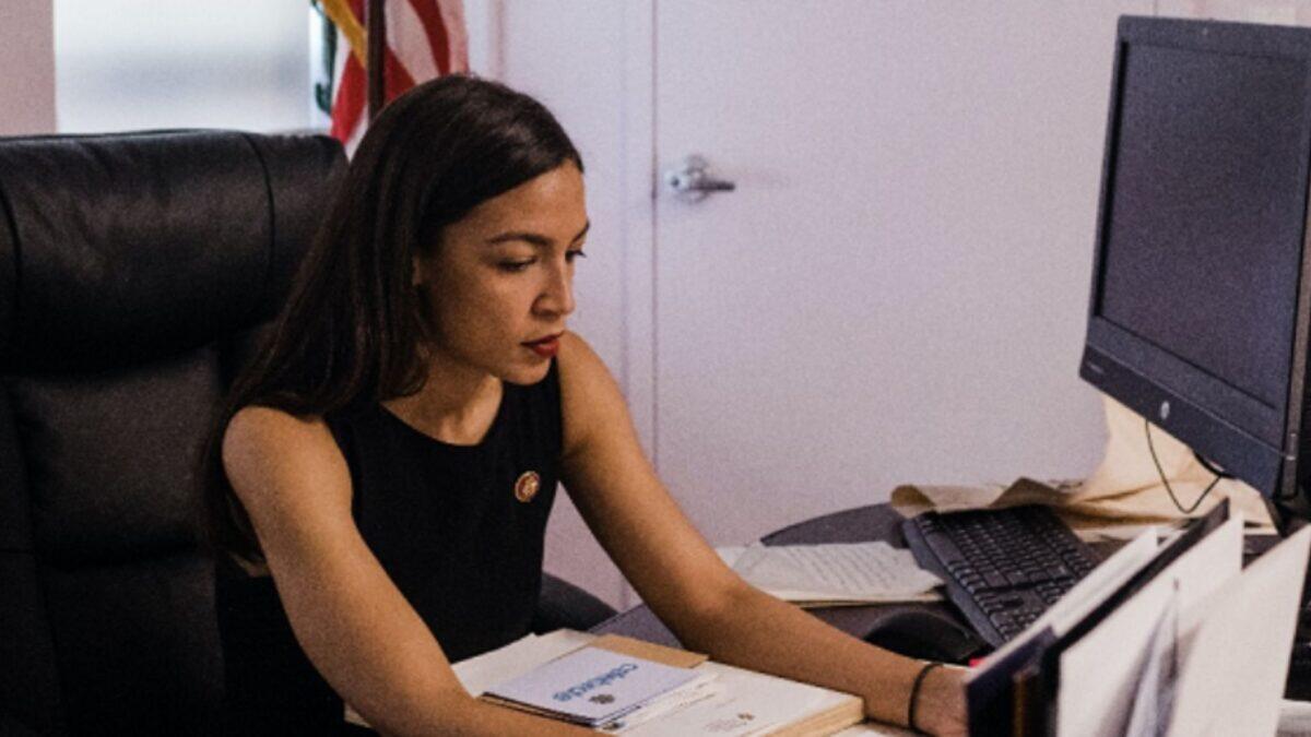 Trump sotto accusa per violazione della Costituzione | Ocasio-Cortez chiede l'impeachment! -