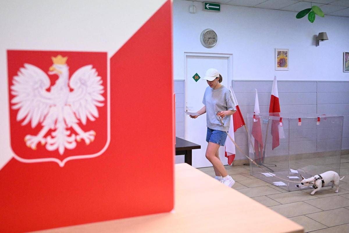 Elezioni in Polonia, urne aperte per ballottaggio presidenziali: testa a testa nei sondaggi - 