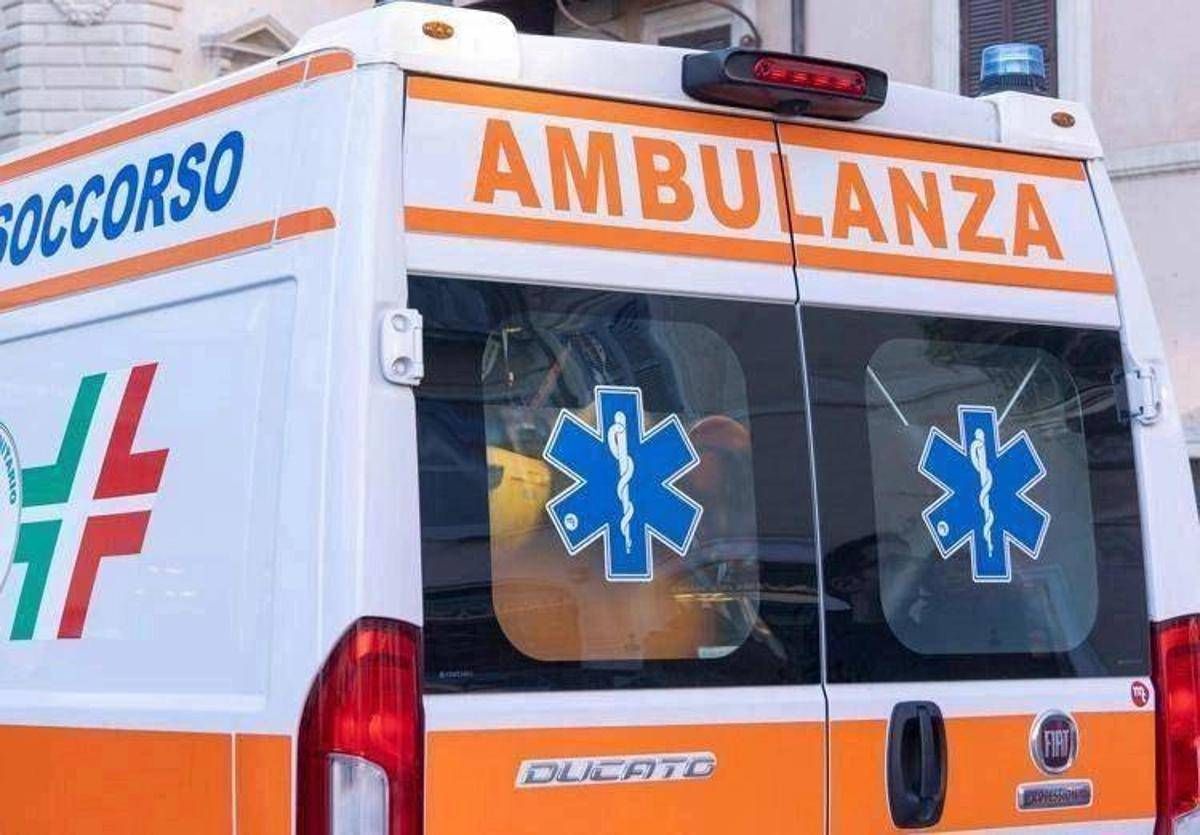 Incidente sul lavoro nel Napoletano, operaio cade durante scarico merce e muore -
