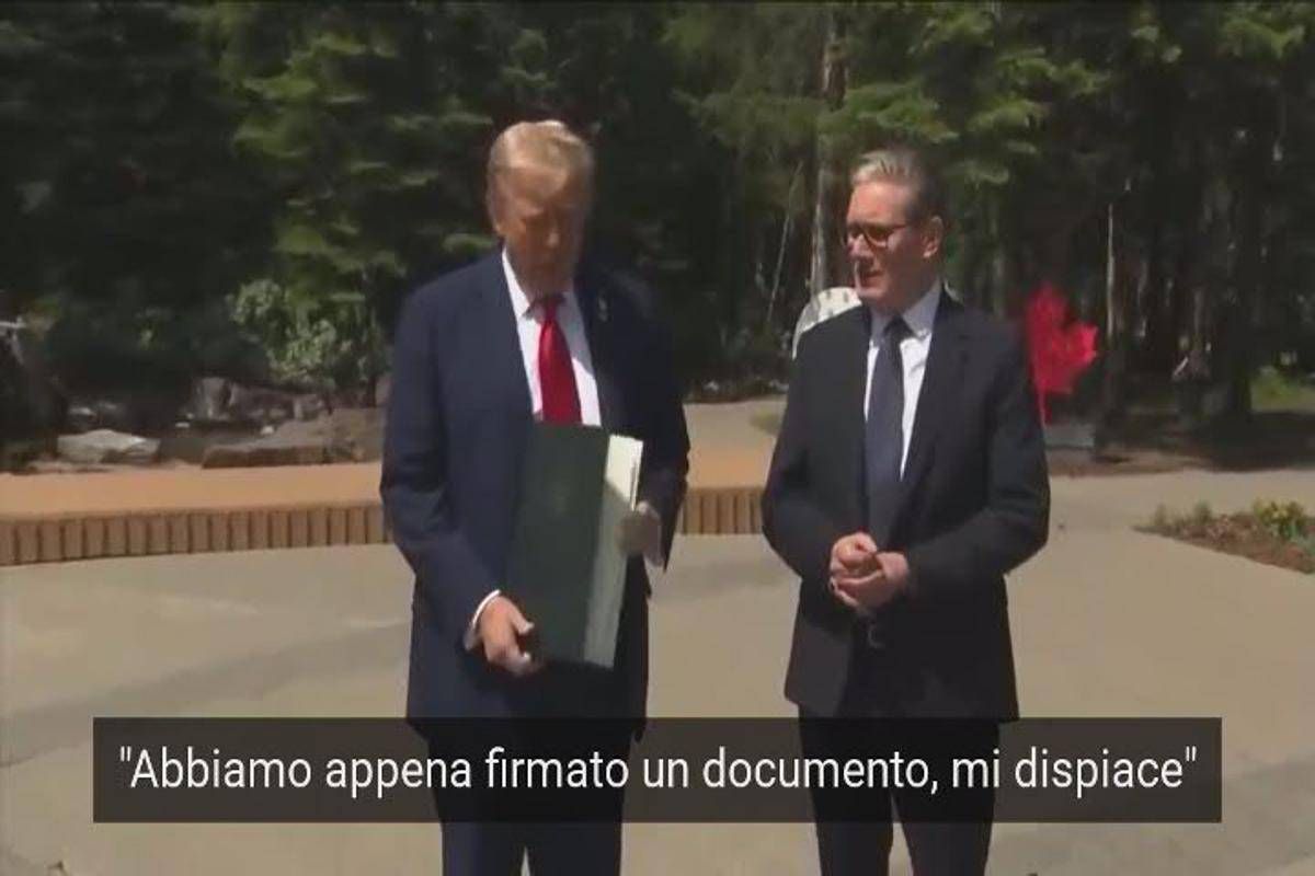 Trump, 'show' con Starmer: fogli volano e poi la gaffe - Video - 