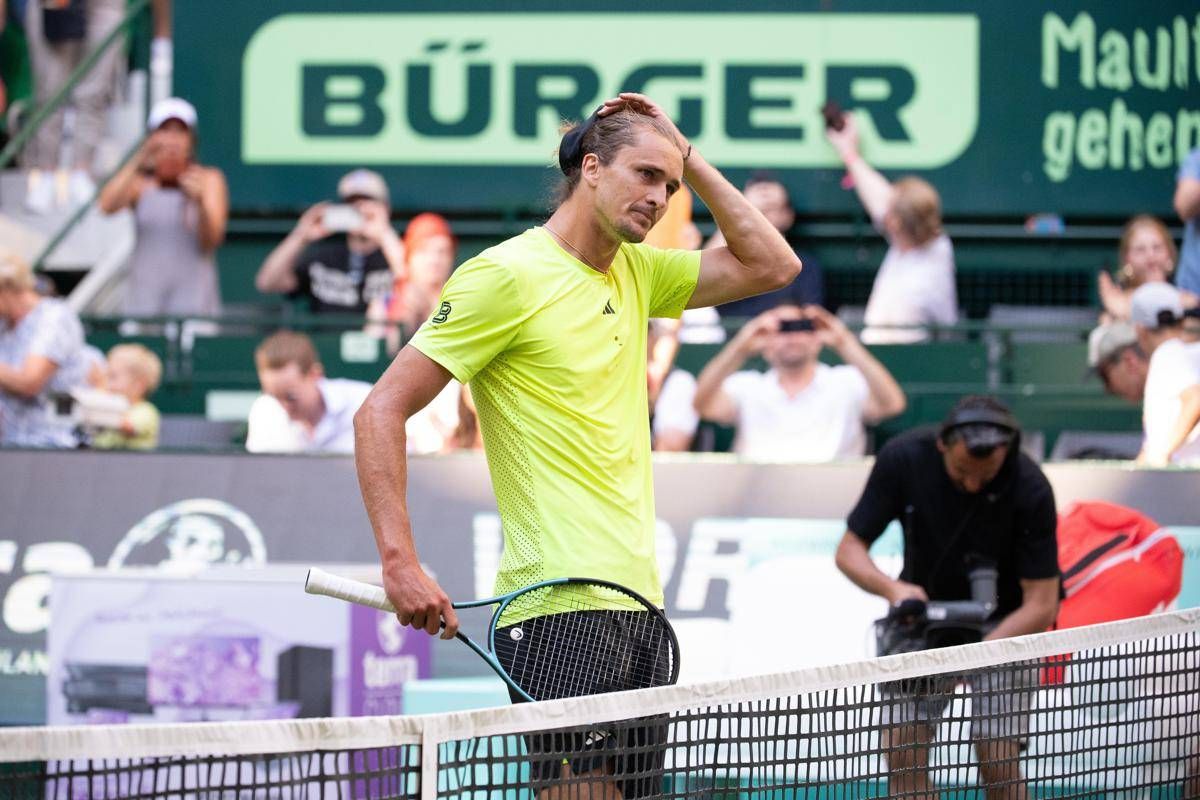 Zverev, imprevisto ad Halle: interrompe il match con Cobolli e corre in bagno - Il video -