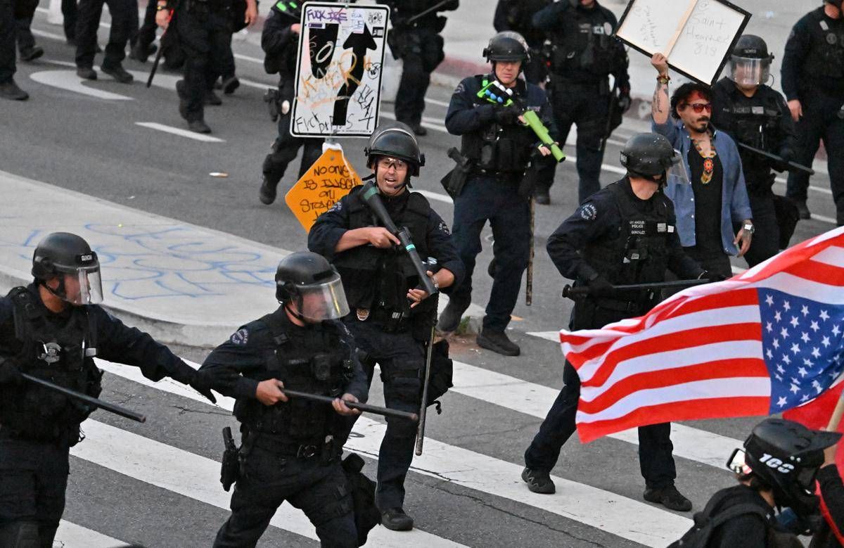 Los Angeles, coprifuoco e arresti. Trump: "Manifestanti sono animali, pagati da qualcuno" - 