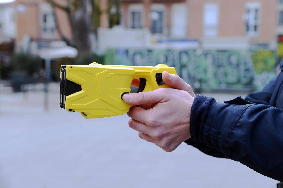 Pescara, 30enne muore dopo essere stato colpito con il taser -