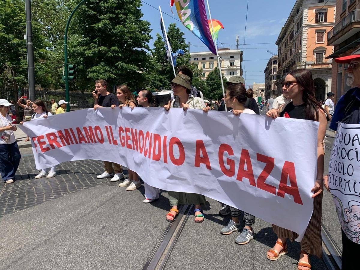'Free Palestine', il grido della piazza per Gaza a Roma -