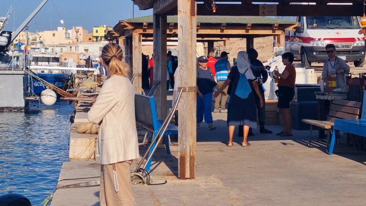 Totti sulla scena di Lampedusa | Giorgia Meloni e il misterioso milione di euro per il futuro dell'isola! -