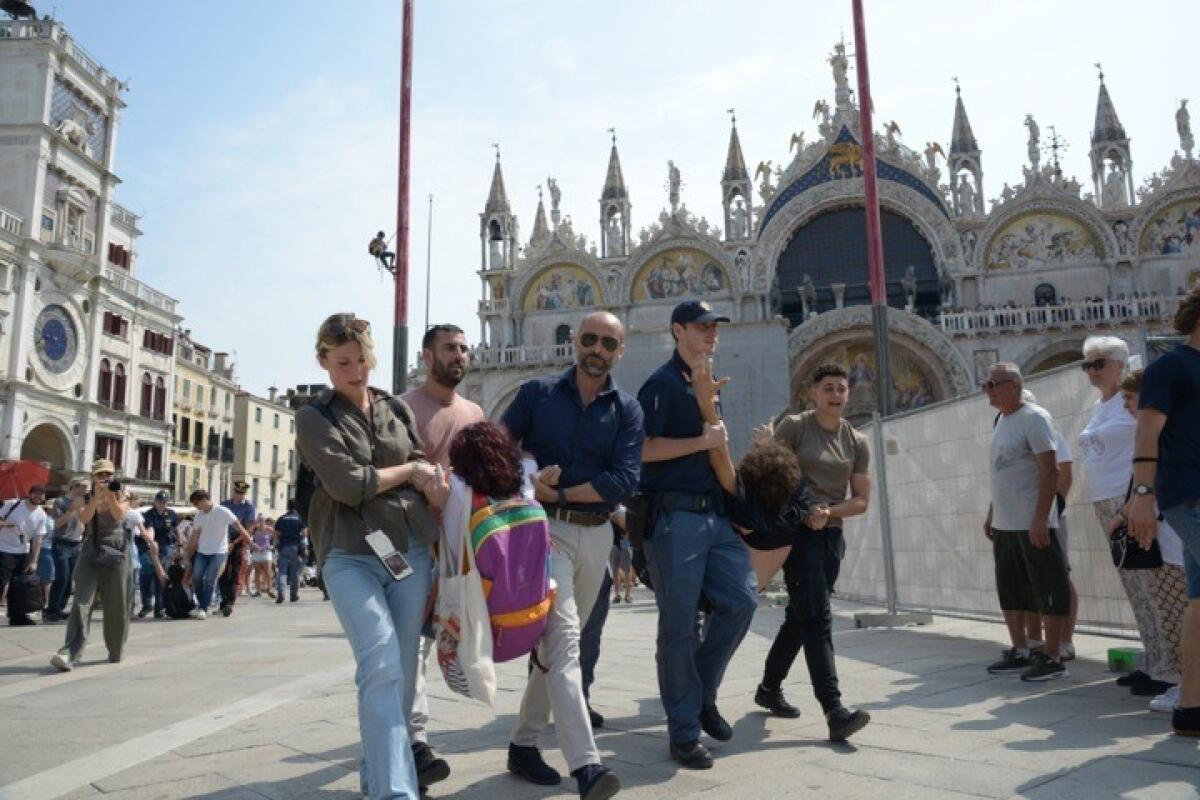 Violenza in Piazza San Marco | È giusto silenziare il dissenso pacifico? - 