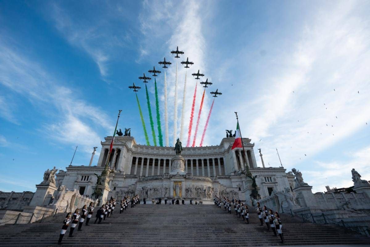 2 giugno, Mattarella all'Altare della Patria. Meloni: "Apparteniamo a qualcosa di grande che va difeso e amato" -