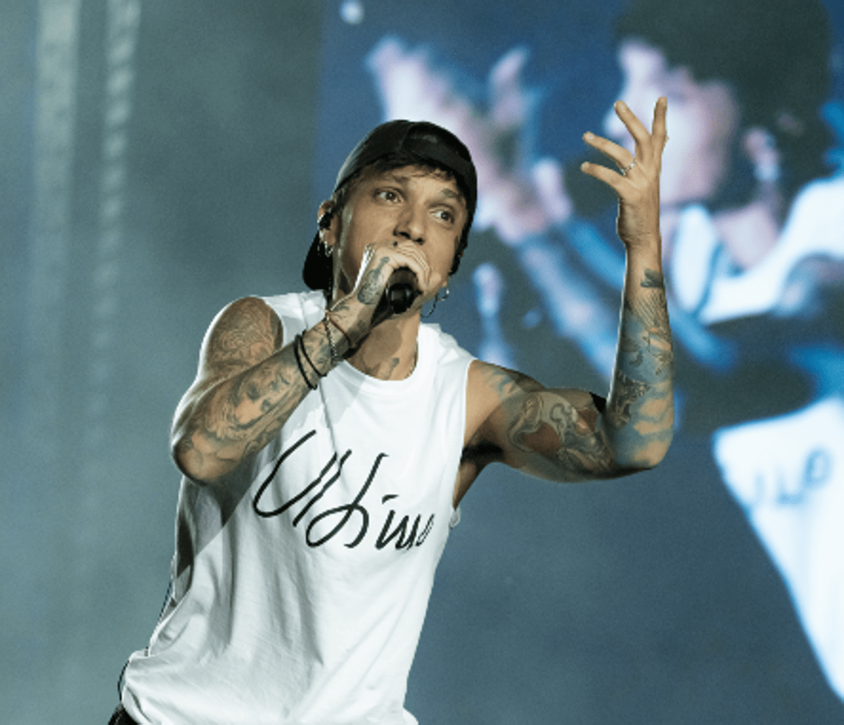 Ultimo, vandalizzata targa dedicata al cantante a Roma -