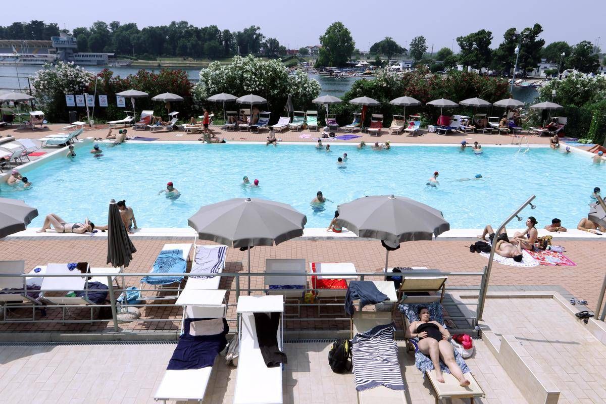 Infezioni in piscina, medici anti-bufale: "I rischi sono tanti, il cloro non uccide tutti i germi" - 