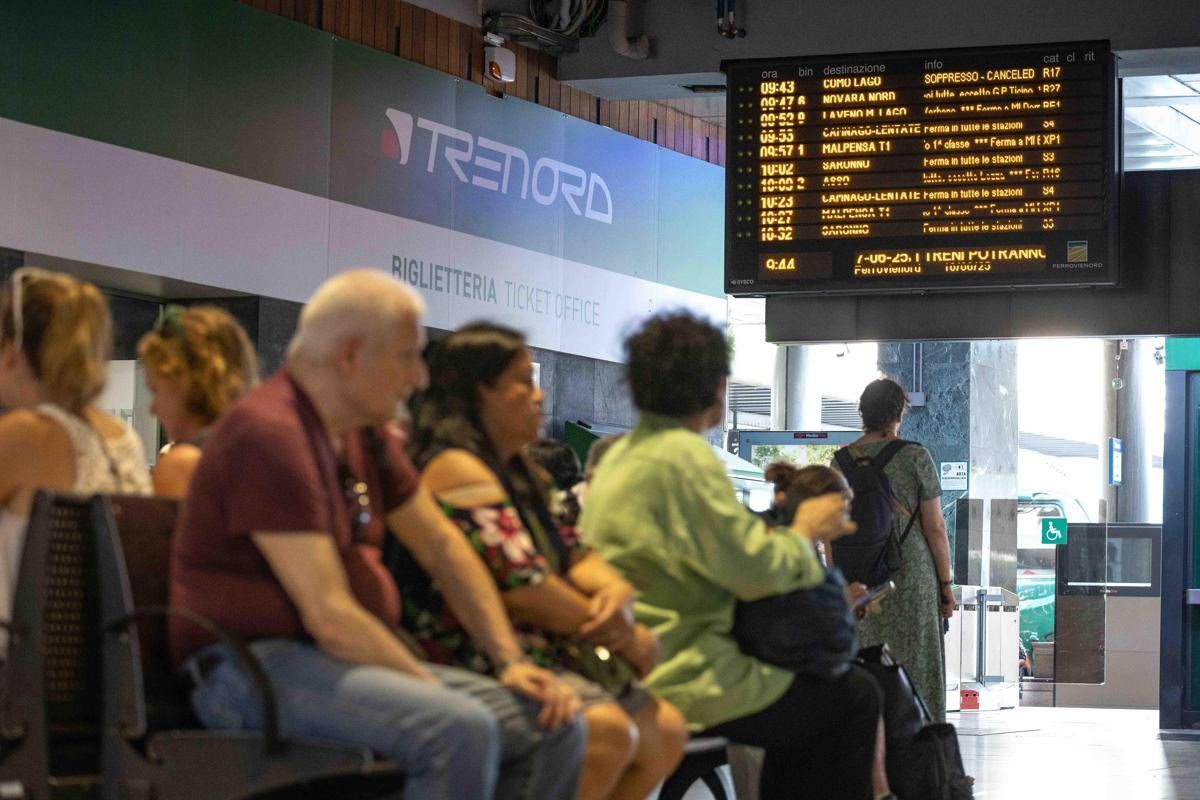 Sciopero dei trasporti in tutta Italia oggi, a rischio treni, aerei e bus -