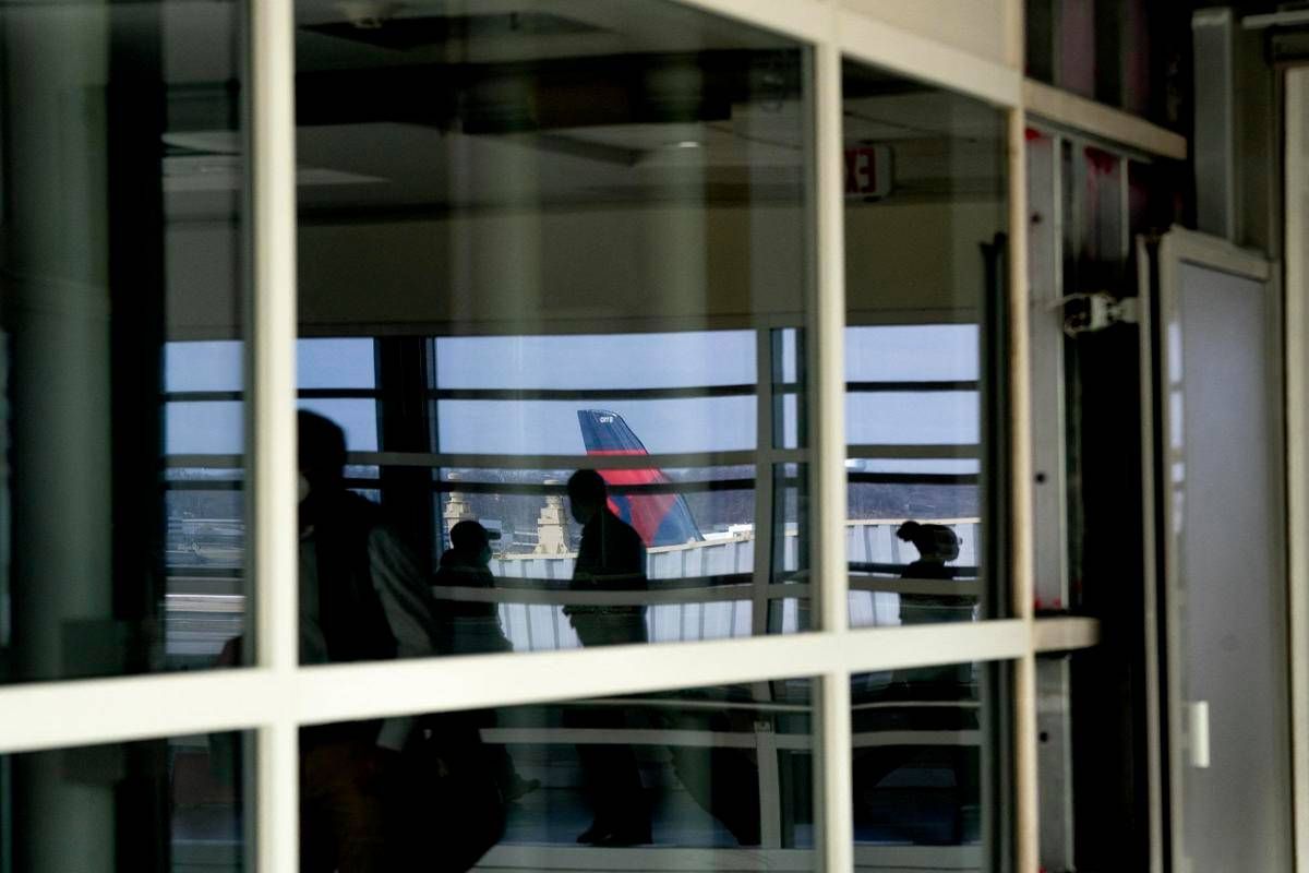 Bagaglio a mano incluso nel biglietto aereo, la stretta Ue: rischio rincari -