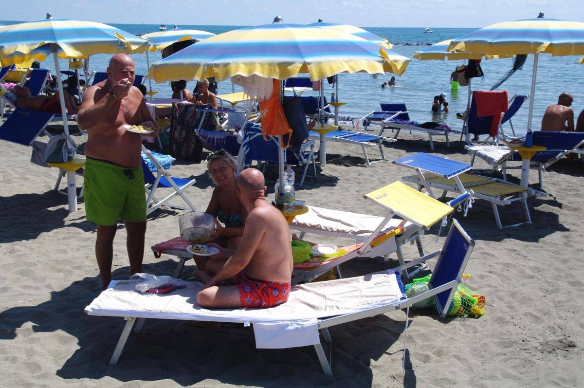 Ostia, 20 ingressi omaggio per clienti rimasti senza spiaggia dopo i sequestri -