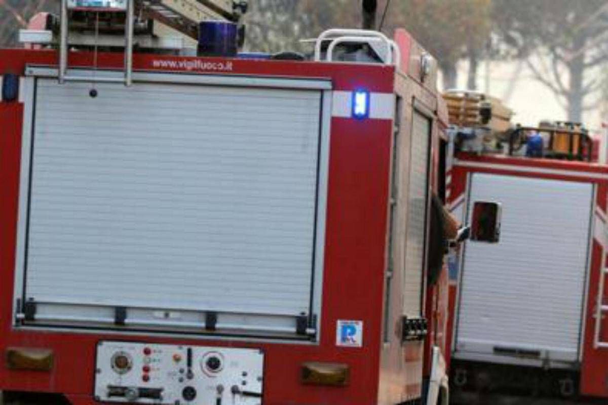 Roma, vasto incendio di sterpaglie ad Anguillara: fuoco minaccia le abitazioni -