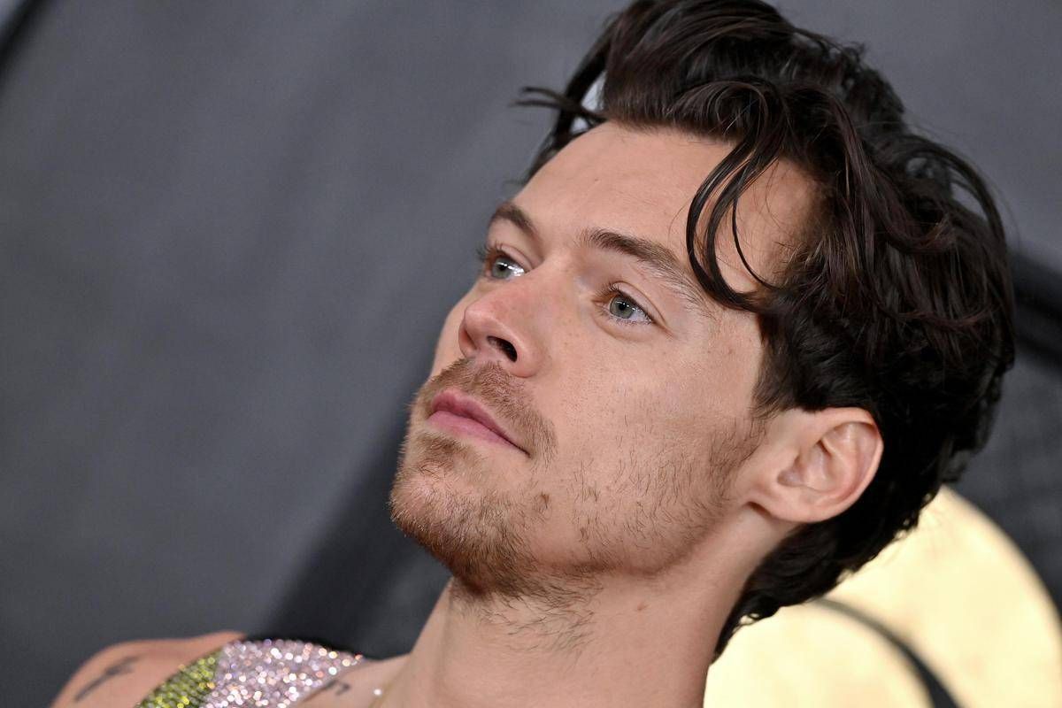 Harry Styles, bacio appassionato con una misteriosa ragazza a Glastonbury - 