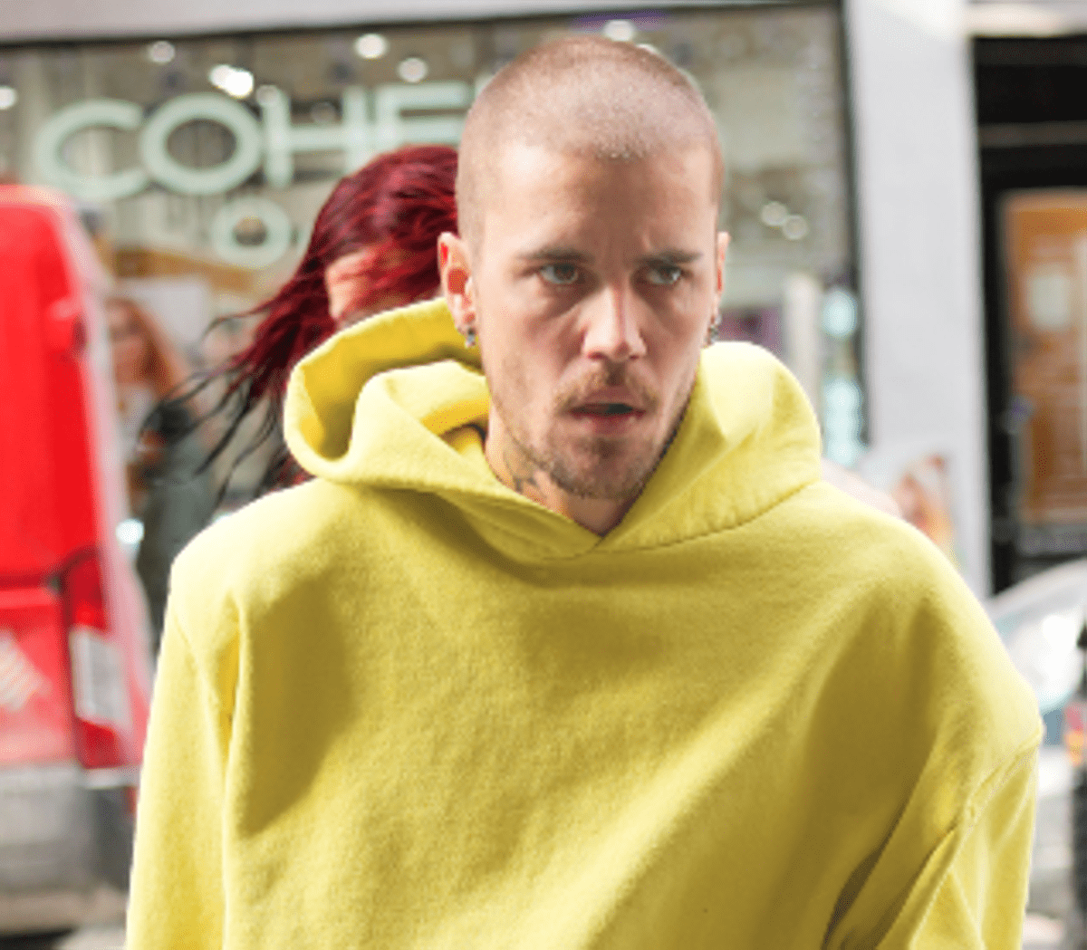Justin Bieber, lo scontro con i paparazzi e lo sfogo sui social: "So di essere rotto" -