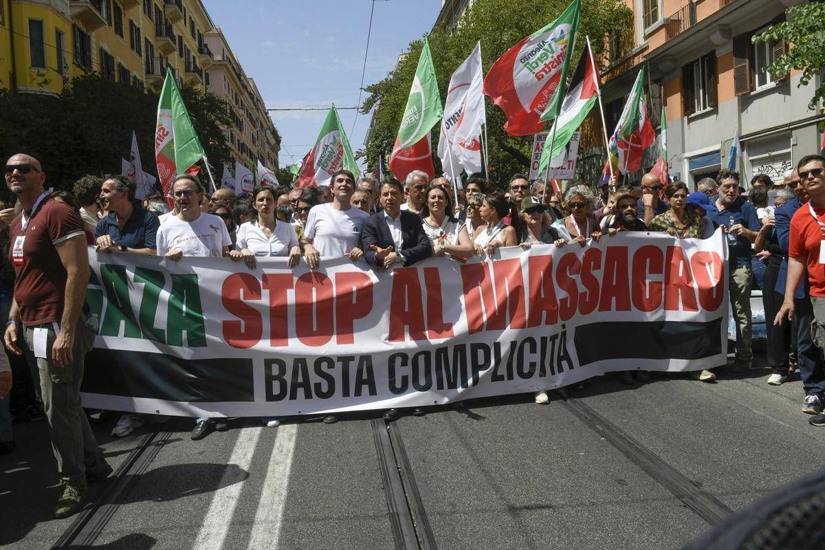 "Fermiamo il massacro", a Roma il grido per Gaza. Schlein: "In piazza l'Italia che non tace" -