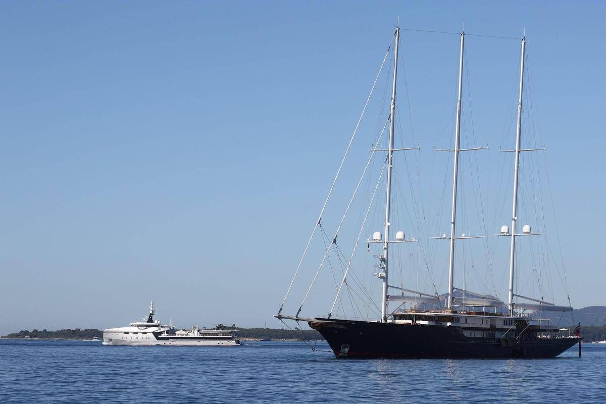 Bezos, le nozze e il nodo sicurezza: niente approdo a Venezia per il superyacht Koru -