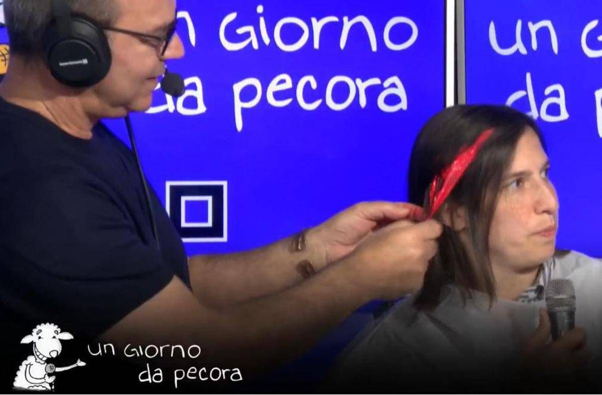 Schlein si tinge ciocca rossa per scommessa: "Un po' alla Mirko dei Bee Hive" -