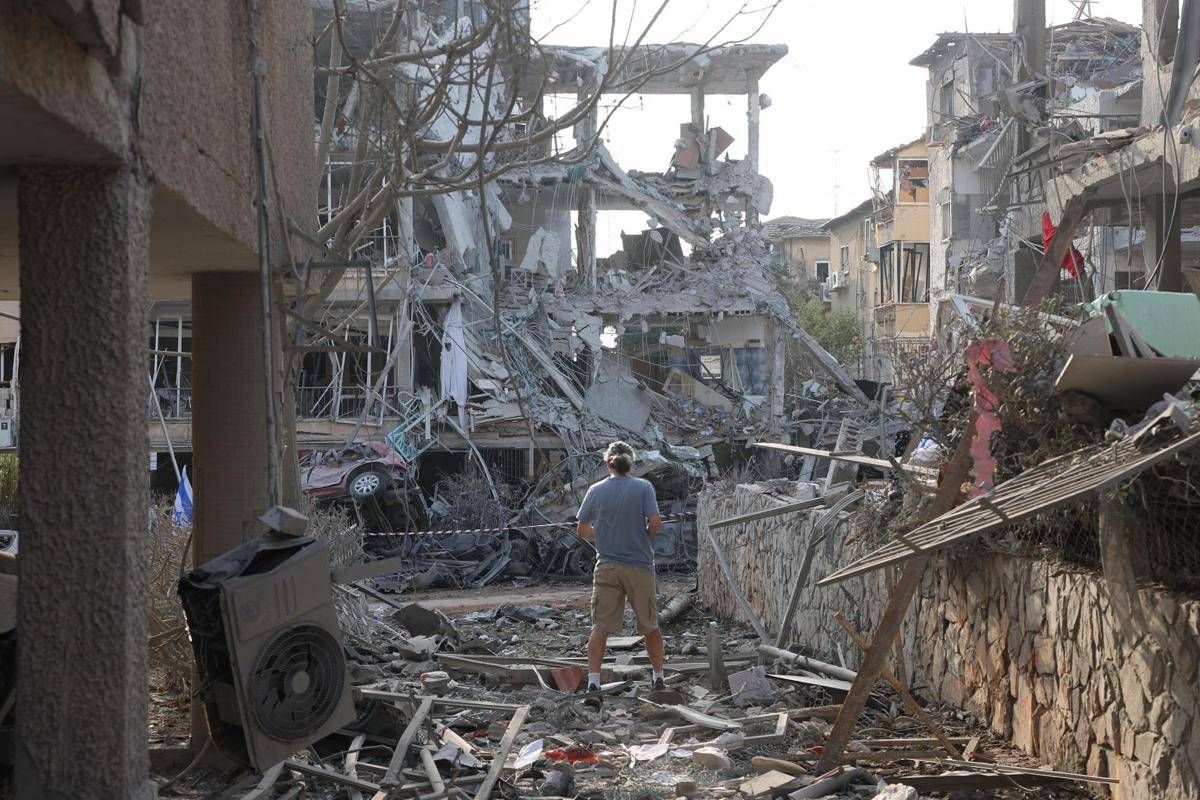 Israele, raffica di missili dall'Iran. Idf attacca obiettivi militari a Teheran - 