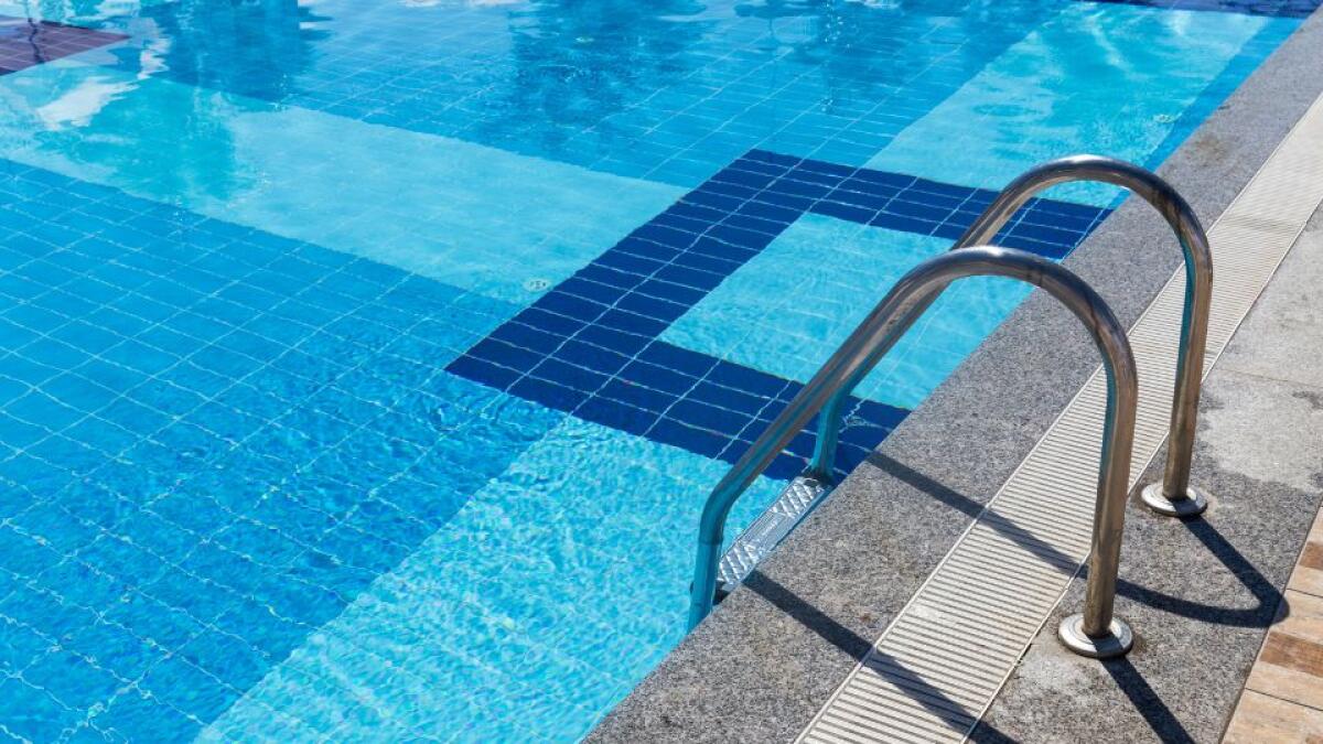 Bimba di 8 anni annega in piscina durante un momento di gioco | Le insidie invisibili che non sospettavamo - 