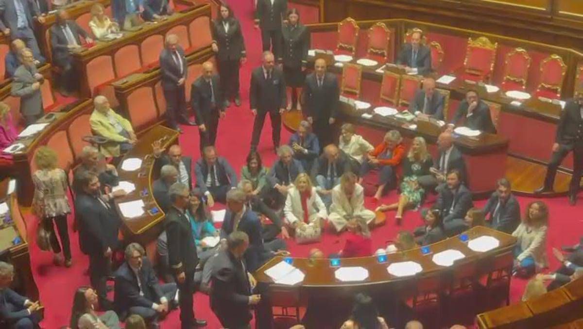 "Vergogna", al Senato la protesta dell'opposizione contro il dl sicurezza - Video - 