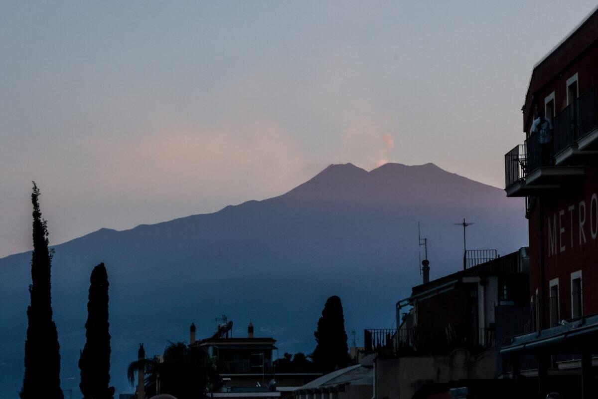 Eruzione dell'Etna: 6 chilometri di nube vulcanica | Scopri perché la Protezione Civile lancia l'allerta F2! -
