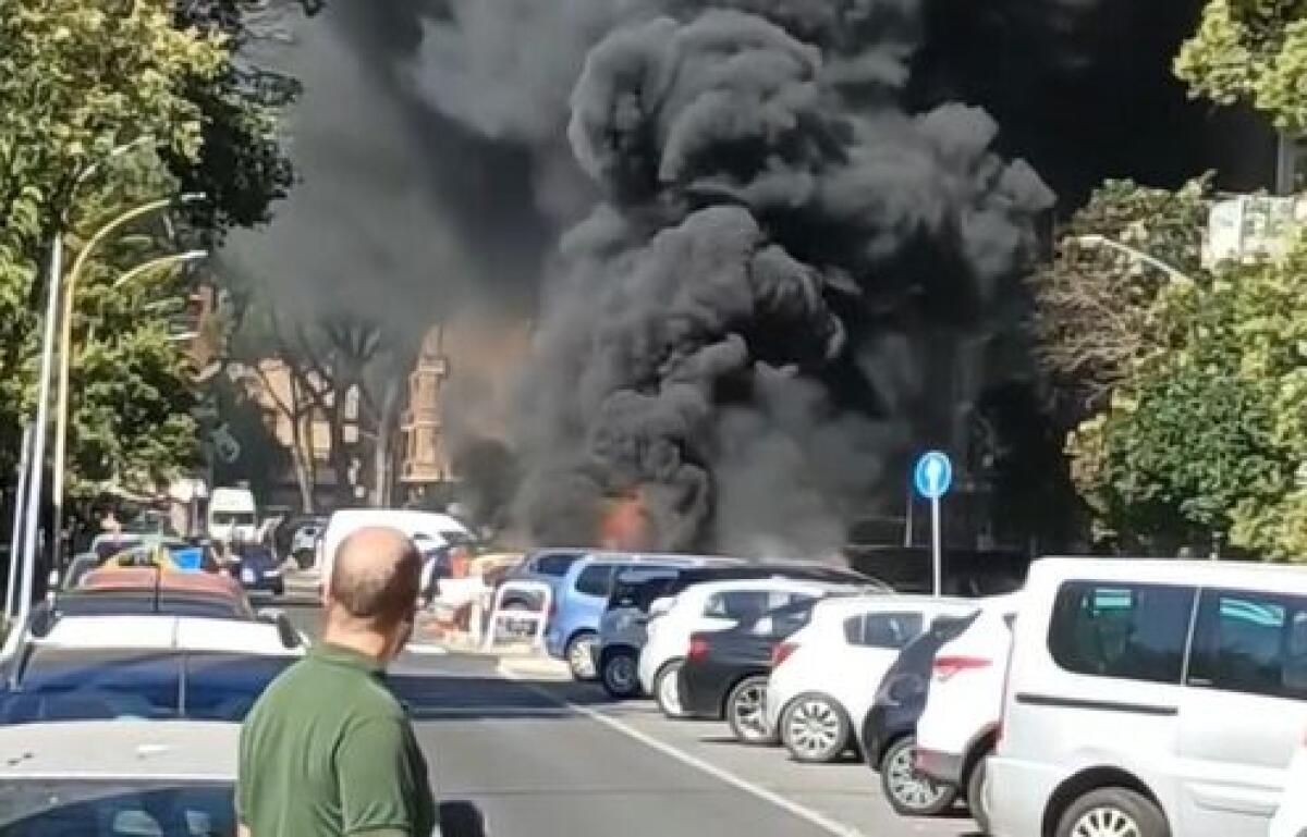 Incendio devasta dieci auto a Roma | Cosa si nasconde dietro le fiamme? -