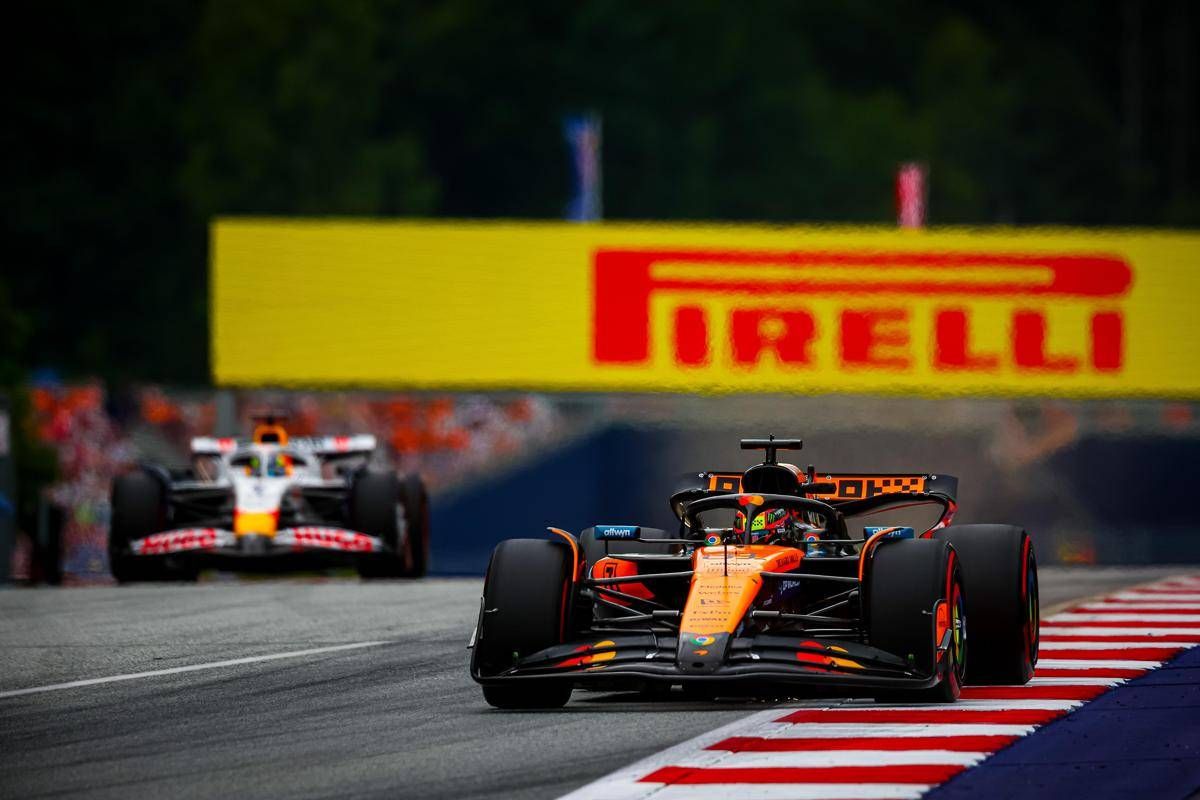 Formula 1, gru fa cadere cartellone pubblicitario sulla pista prima del Gp d'Austria - 