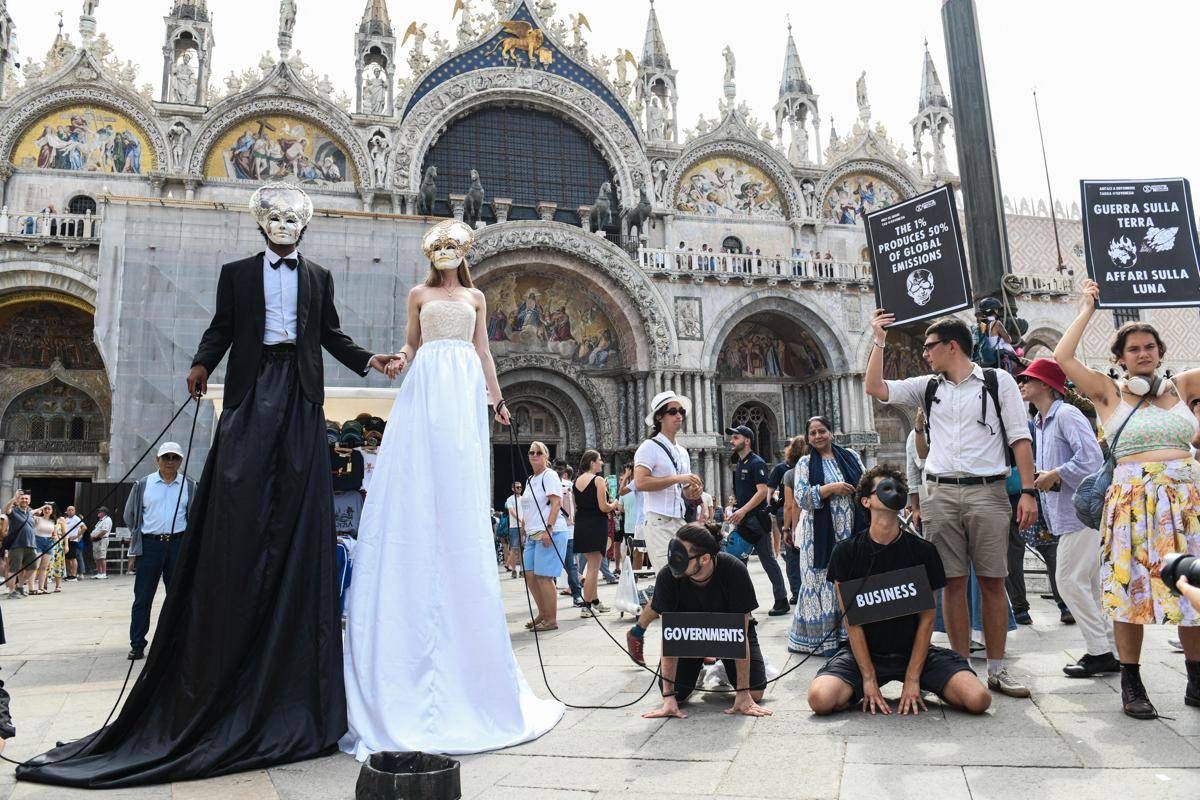 Flash mob di protesta e ultimi arrivi vip, a Venezia è ora della prima festa nuziale di Bezos e Sanchez - 