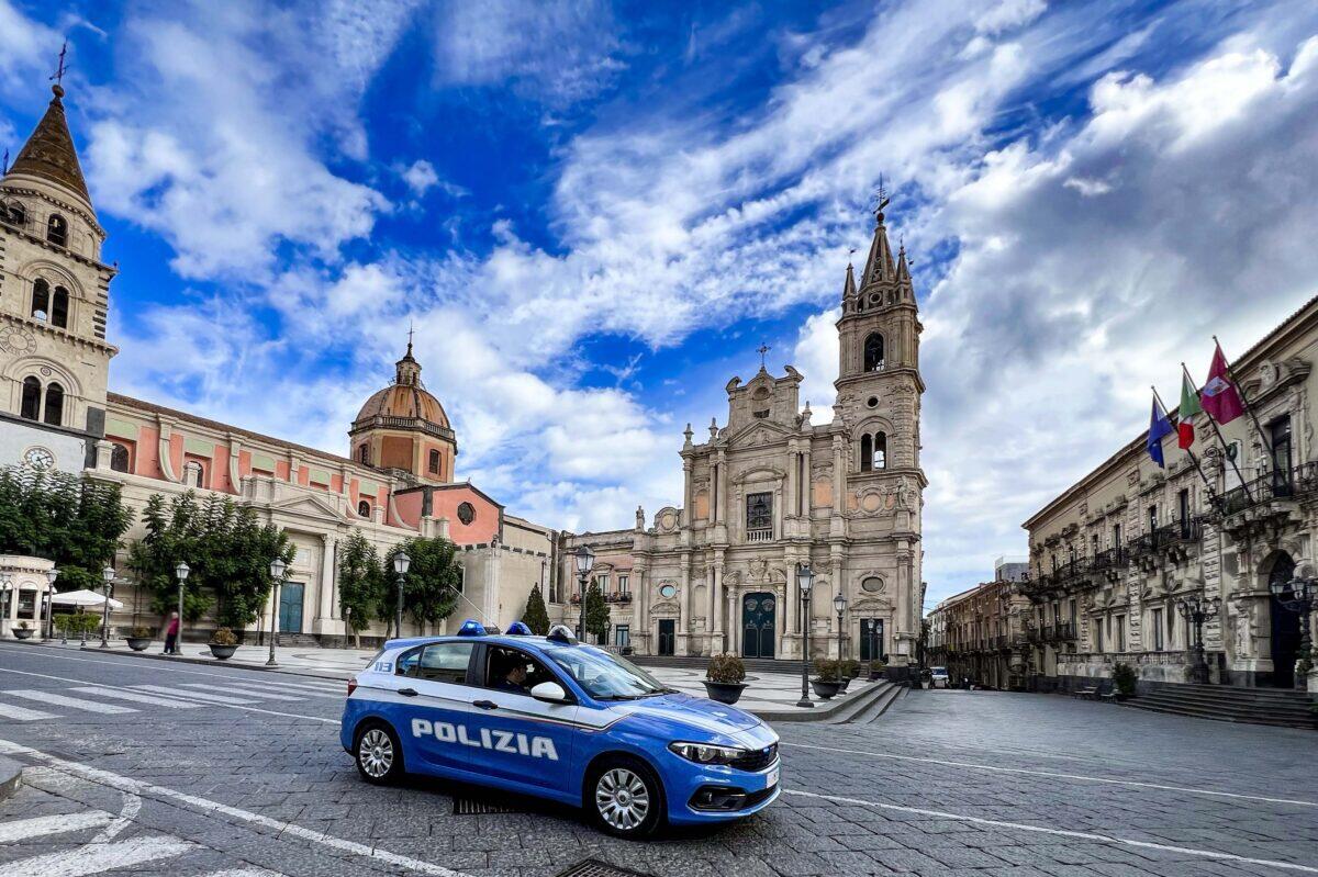 Aggressione in piazza Duomo a Catania | La scioccante vendetta di un gruppo di ragazzi per un amore non corrisposto! -