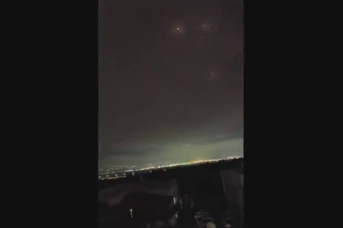 Haifa colpita dai missili iraniani, il cielo si 'incendia' - Video - 
