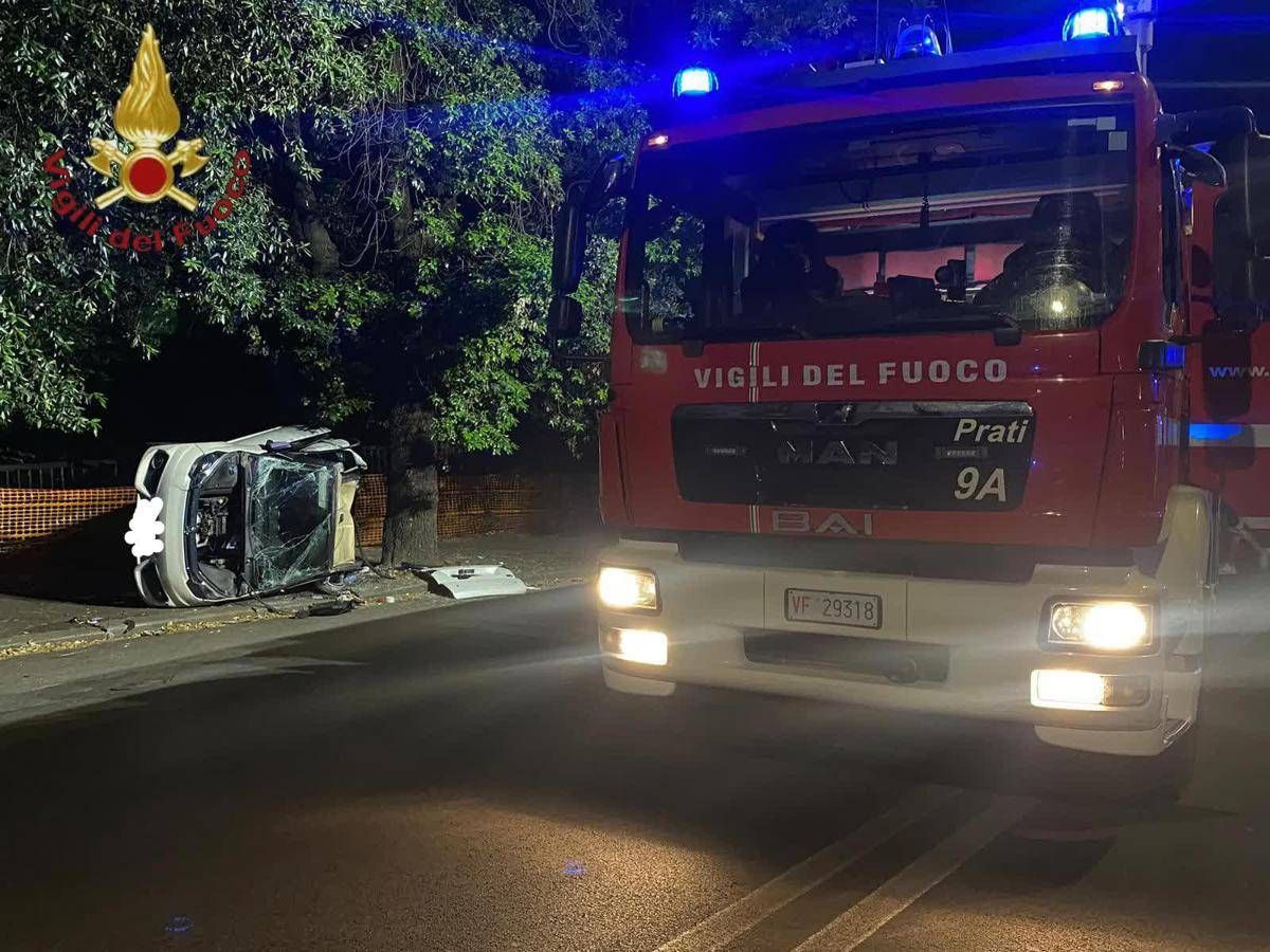Roma, si ribalta microcar: gravi quattro giovani -