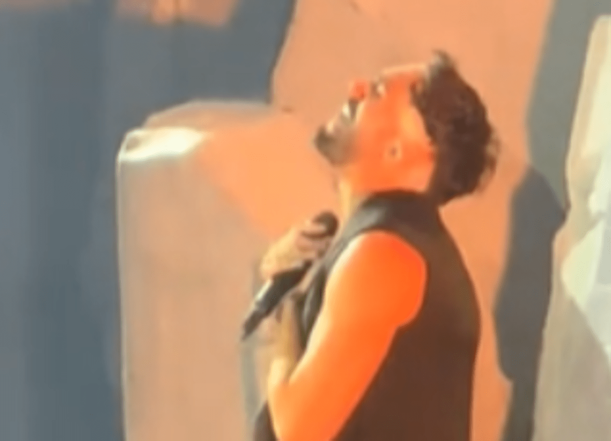 Marco Mengoni dedica 'Luce' alla mamma scomparsa e si commuove - Il video - 