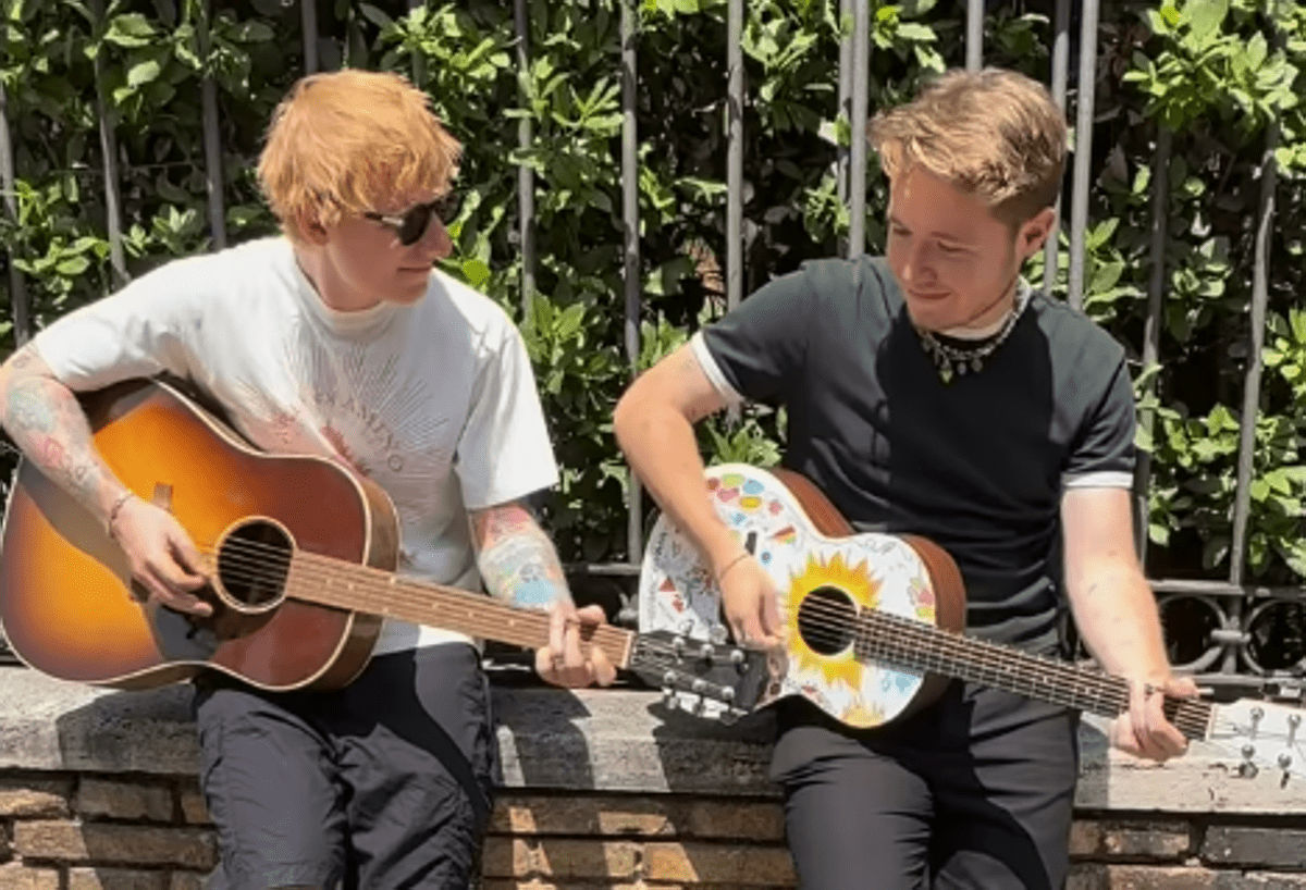 Ed Sheeran e Alfa cantano e suonano insieme, duetto inaspettato a Roma - Video - 
