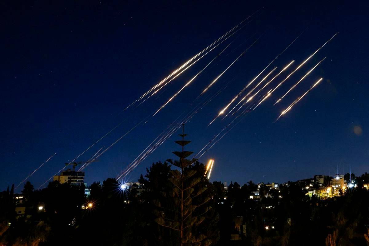 Israele, raffica di missili dall'Iran. Idf attacca obiettivi militari a Teheran - 