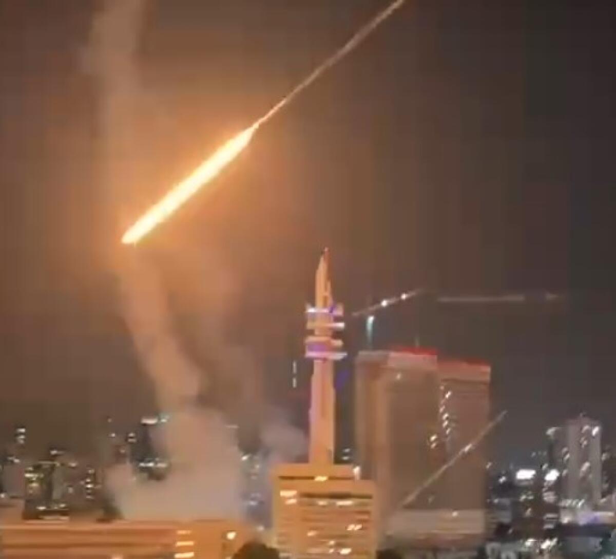 Missile iraniano colpisce Tel Aviv in un video scioccante | Cosa significa davvero per il futuro della regione? -